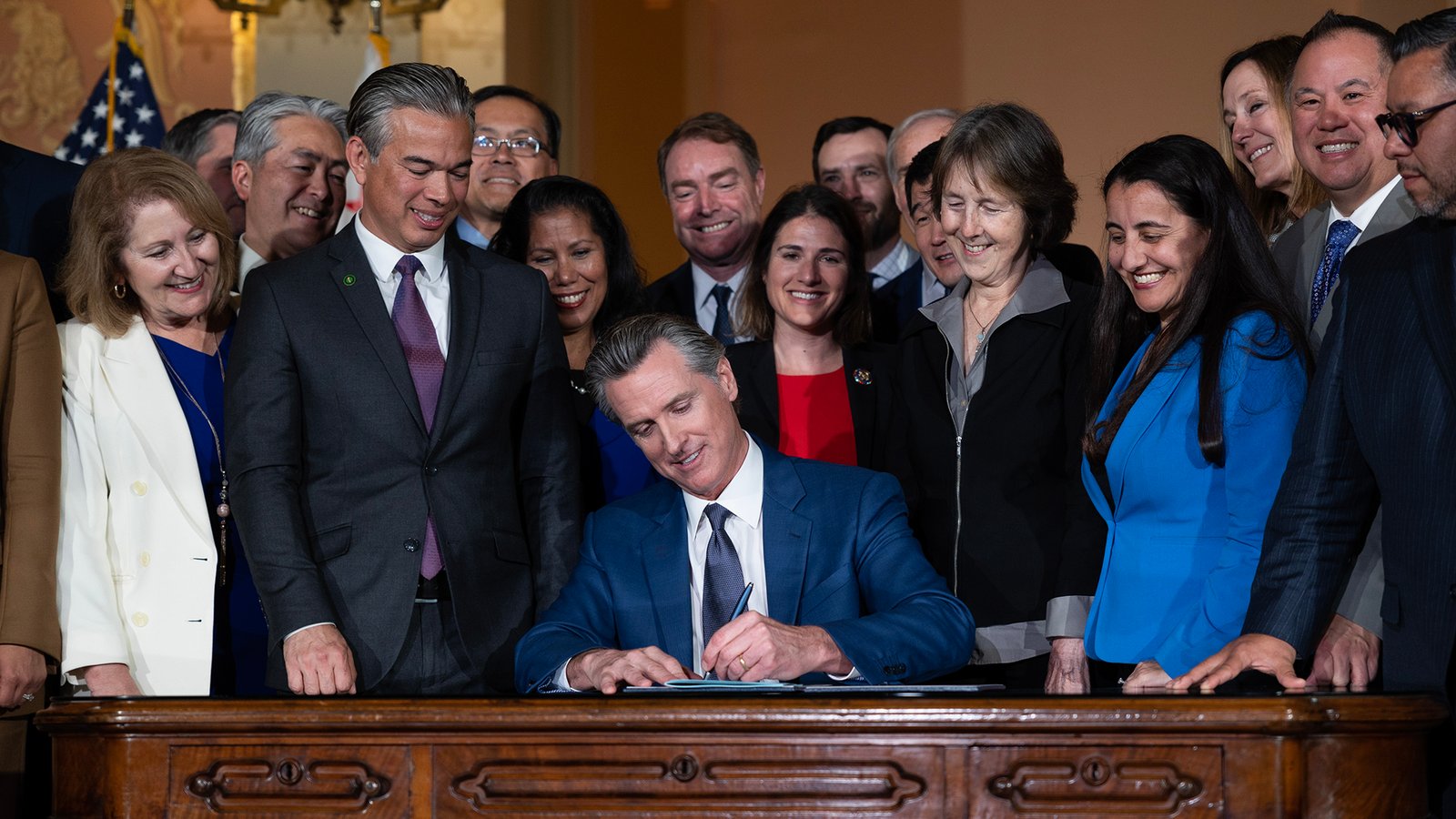 090823-WIDE-NEWSOM-OIL-SIGNING-MG-CM-0044